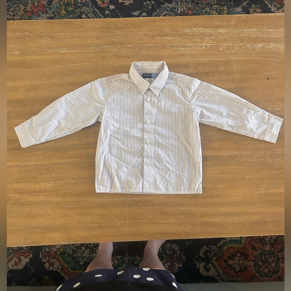 FREE GIFT WRAPPING!
NWOT 4T White pin stripe button down shirt